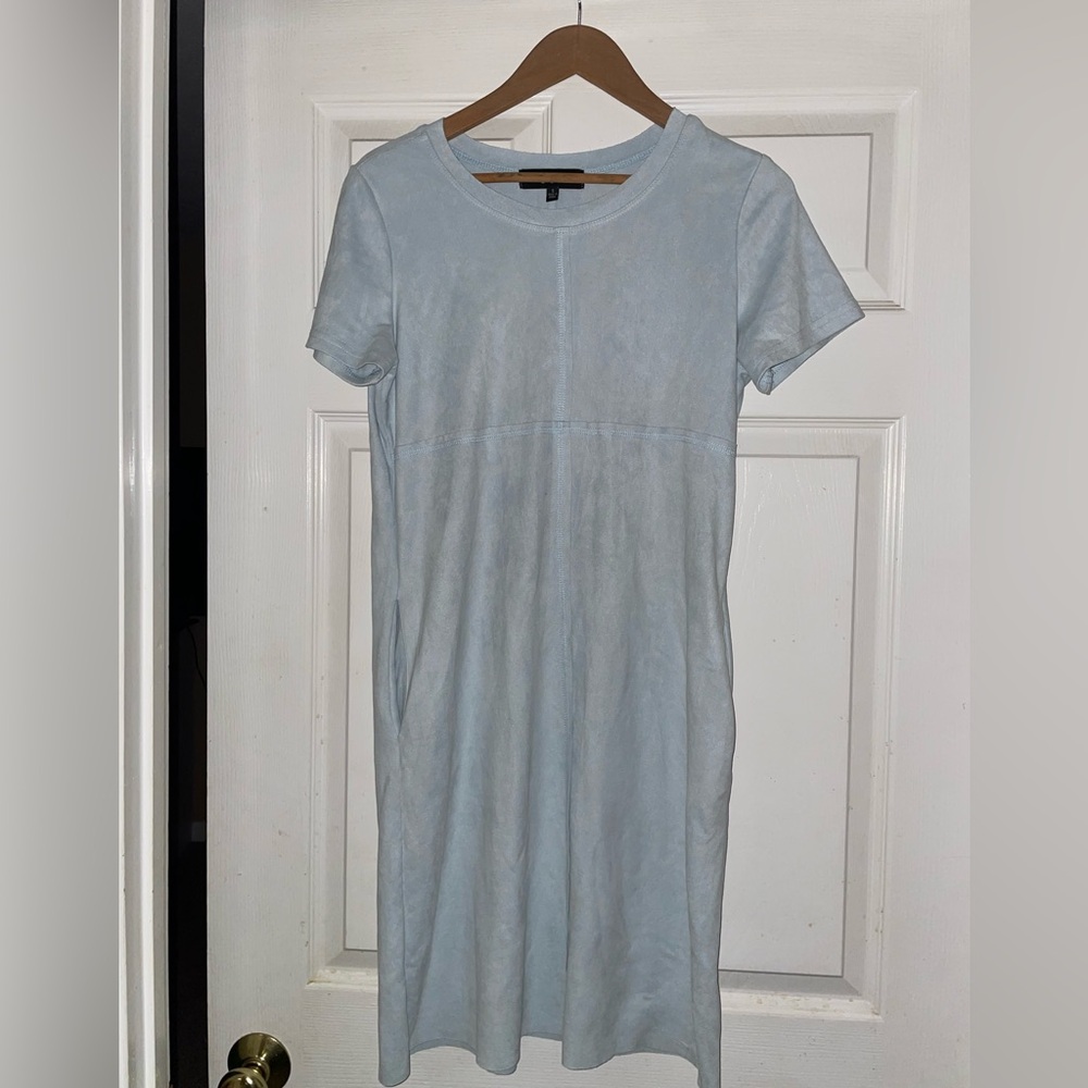 Great summer dress! Yes. It has POCKETS! Baby blue color/ velvet like feel.